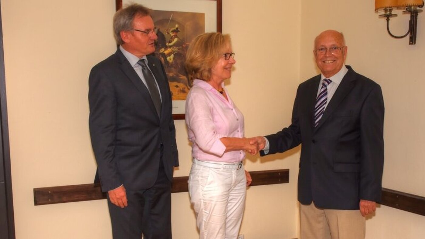Ehrung für Frau Gudrun Wieczorek (Ehrenzeichen 40 Jahre) Ehrung für Frau Gudrun Wieczorek (Ehrenzeichen 40 Jahre)
V.l.: Herr Wolfram Kamm, Frau Gudrun Wieczorek, ehemaliger StO Vorsitzende
Helge Foldenauer Ehrung für Frau Gudrun Wieczorek (Ehrenzeichen 40 Jahre)