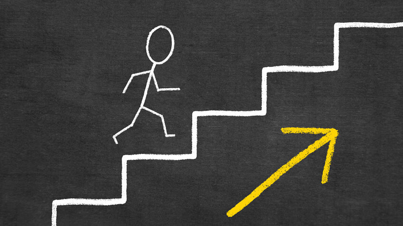 Tafel-Treppe mit Pfeil nach oben - Foto: © Janina Dierks - Fotolia.com Tafel-Treppe mit Pfeil nach oben - Foto: © Janina Dierks - Fotolia.com