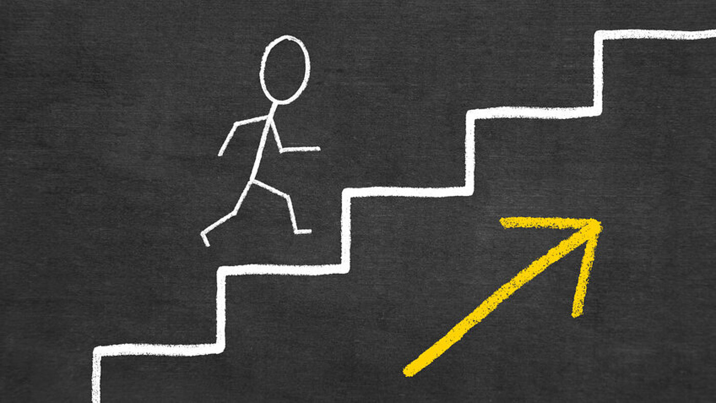Tafel-Treppe mit Pfeil nach oben - Foto: © Janina Dierks - Fotolia.com Tafel-Treppe mit Pfeil nach oben - Foto: © Janina Dierks - Fotolia.com