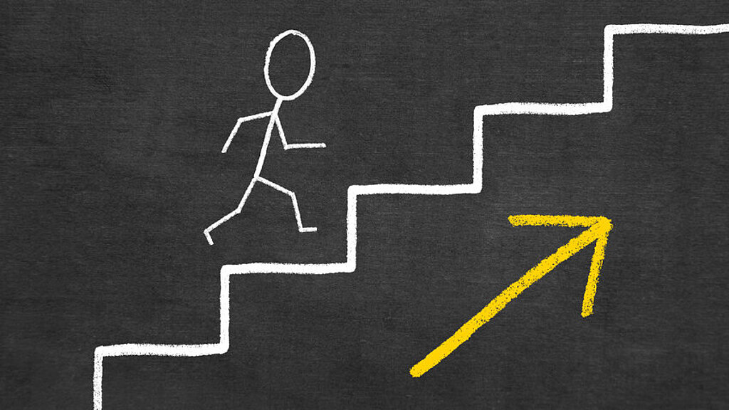 Tafel-Treppe mit Pfeil nach oben - Foto: © Janina Dierks - Fotolia.com Tafel-Treppe mit Pfeil nach oben - Foto: © Janina Dierks - Fotolia.com