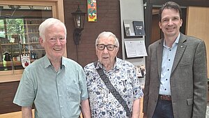 Standortgruppe Rotenburg (Wümme) v.l. Pensionärvertreter Friedrich Witte, Hermann Kuhlmann mit dem Ehrenzeichen am Bande, Standortgruppenvorsitzender Arne Lambrecht Foto: VBB