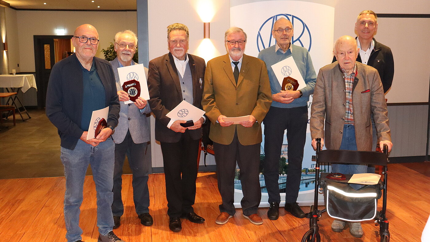 Die Geehrten: v. L: Jürgen Grünberg, Wilfried Scheffler, Günter Kluska, Volker Schütte, Bernhard Tepe und Adolf Bruns.