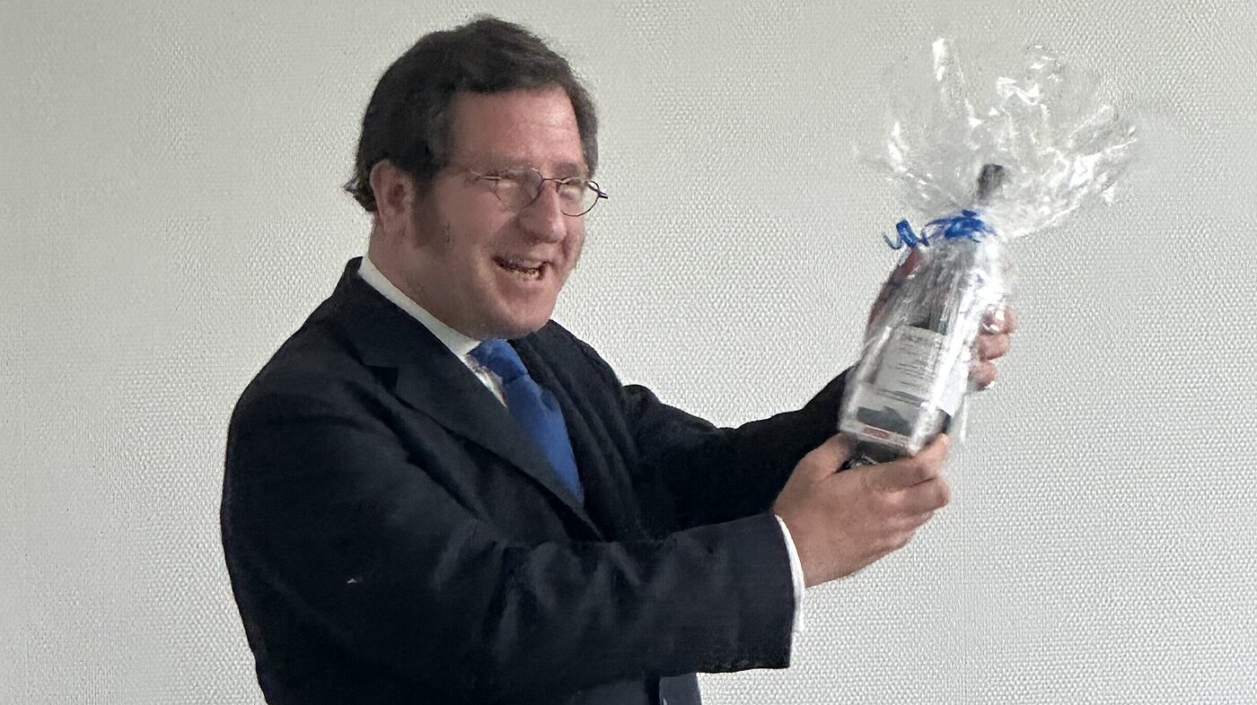 Mitgliederversammlung_Huerth Herr Sommer erhält ein Dankeschön für seine langjährige Tätigkeit als Vorsitzender der Standortgruppe Hürth. Herr Sommer erhält ein Dankeschön für seine langjährige Tätigkeit als Vorsitzender der Standortgruppe Hürth.