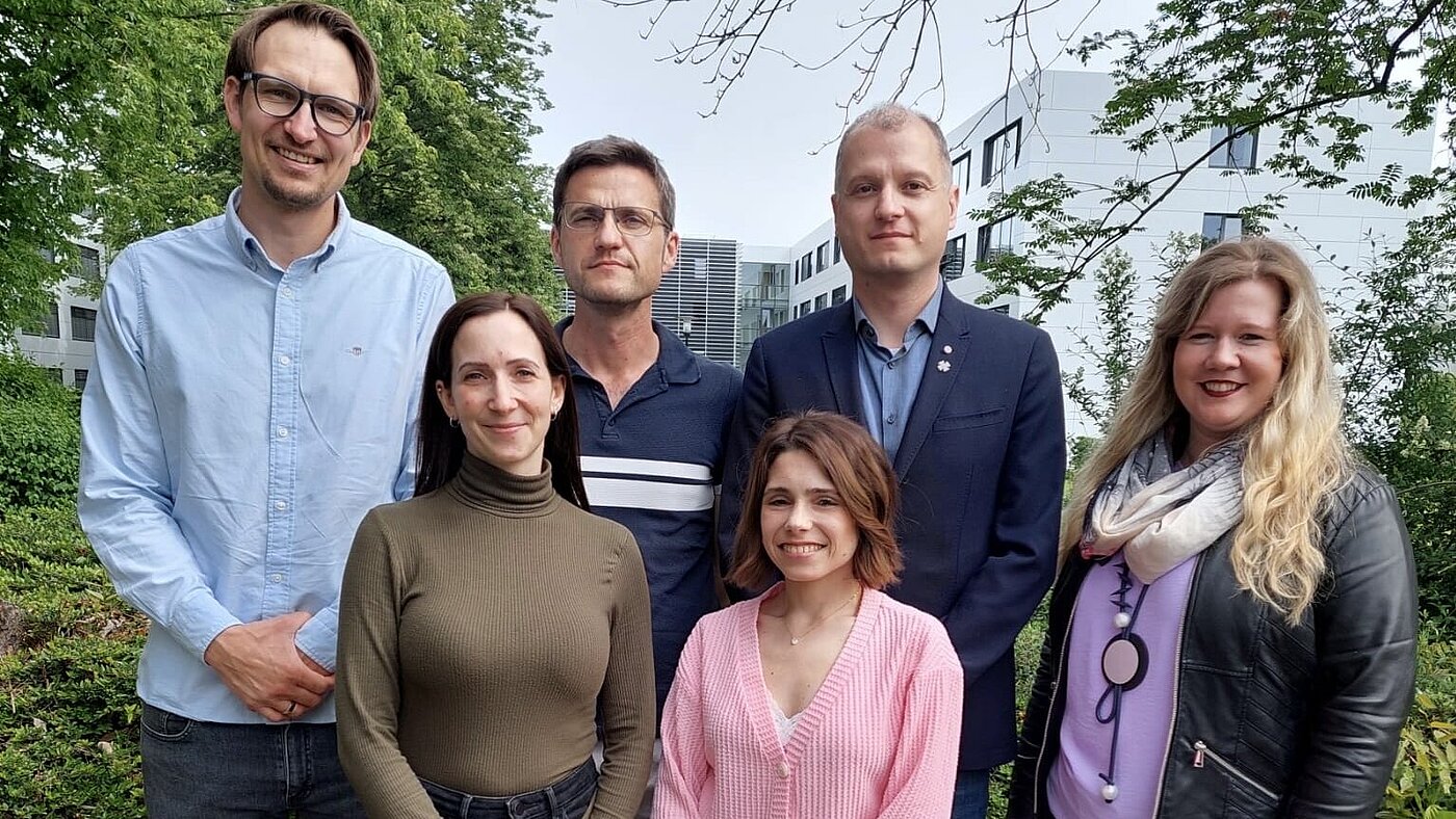 Neu gewählter Vorstand Hürth Der neu gewählte Vorstand der Standortgruppe Hürth: (v.l.: Sven Götzl, Sonja Weidenfeld, Alexander Klar, Justine Castillo Eisold, Andreas Stolte, Kathrin Würz) Neu gewählter Vorstand Hürth