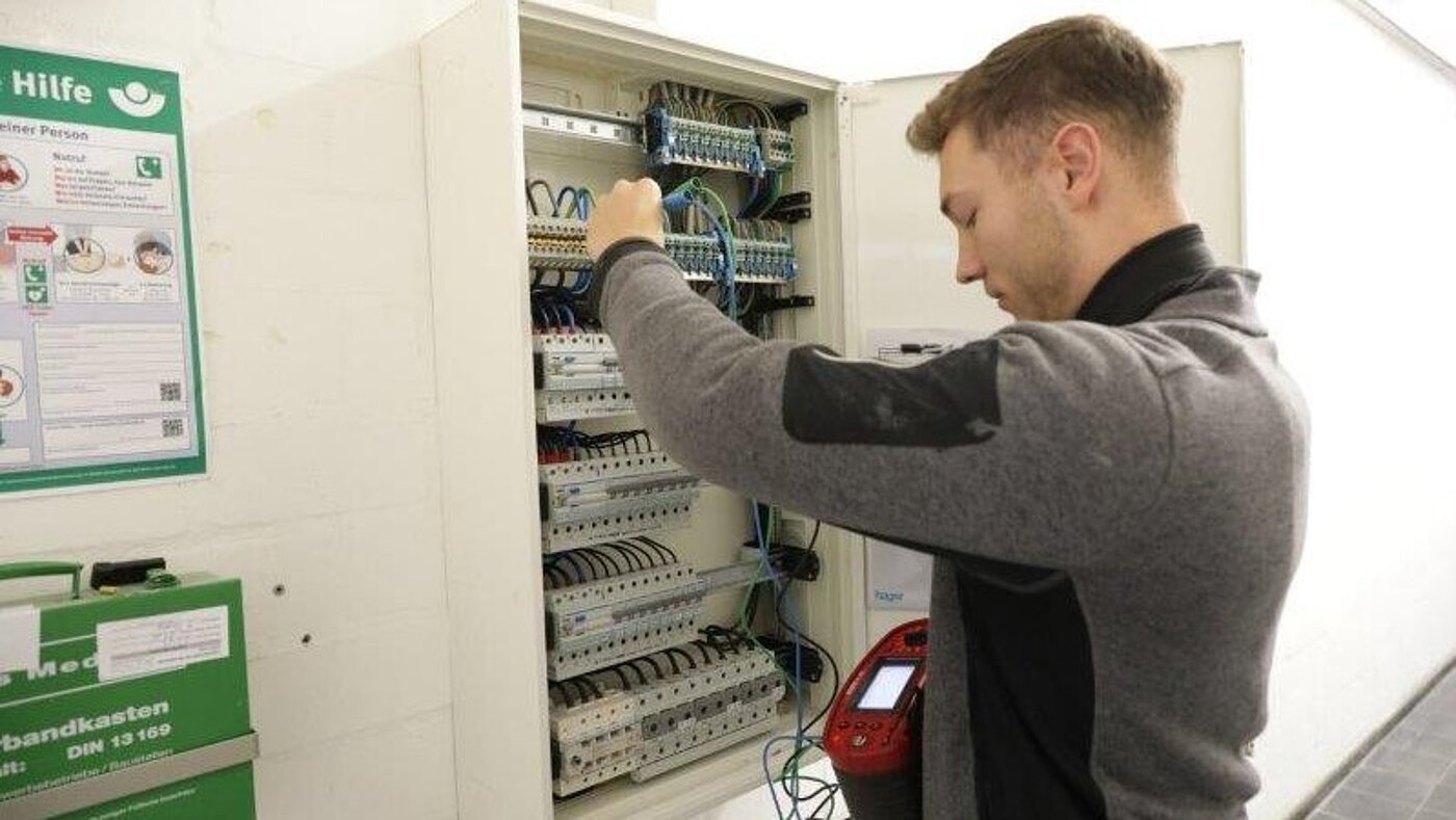 Mitarbeiterinnen und Mitarbeitern des BwDLZ Rotenburg (Wümme) bei der Arbeit