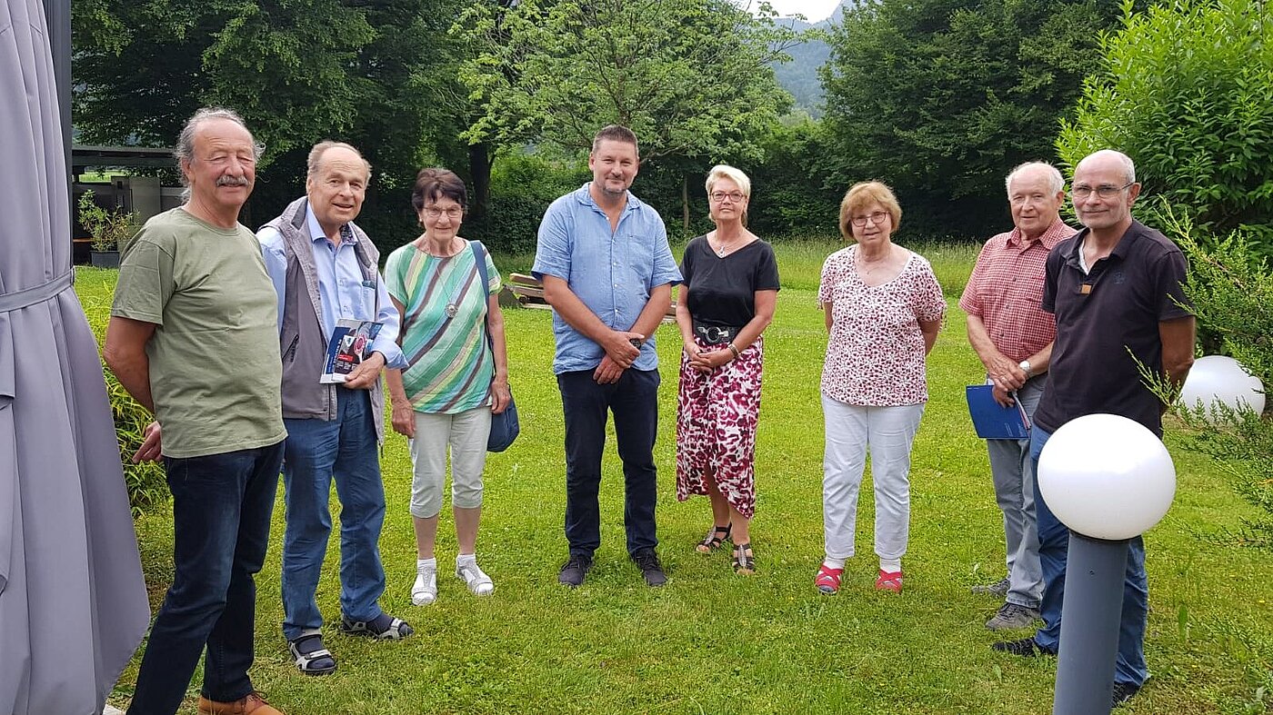 Mitglieder der VBB - Ortsgruppe mit Kriminalhauptkommissar Grieser ( Mitte