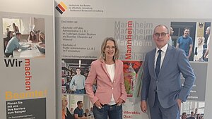 Dr. Liesenhoff im Gespräch mit der Dekanin Jahnz Dr. Liesenhoff im Gespräch mit der Dekanin Jahnz