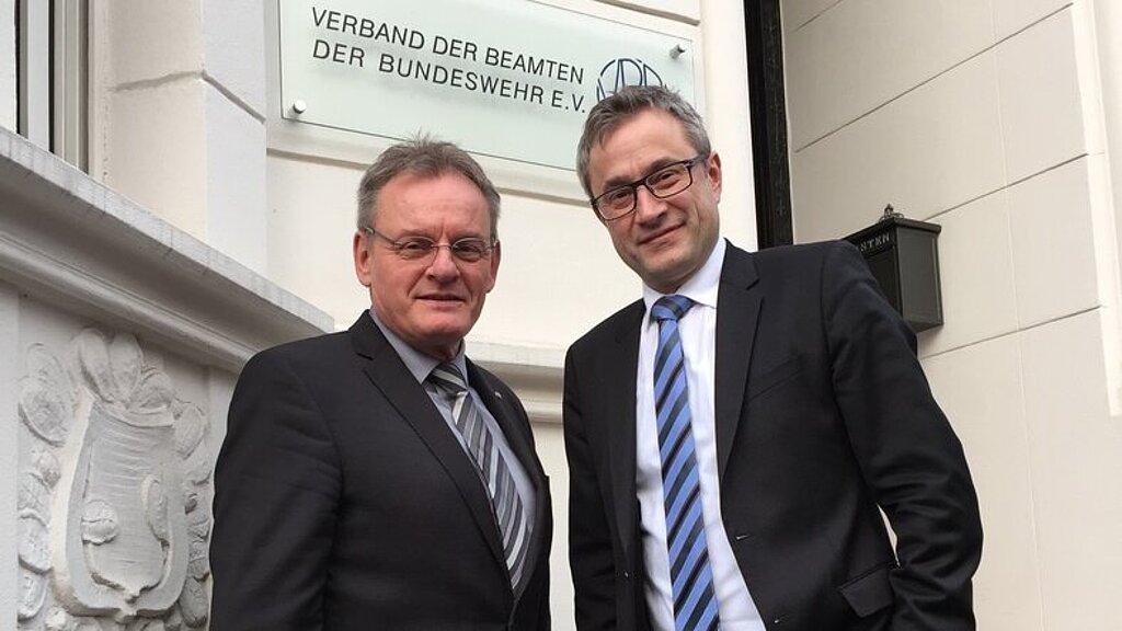 VBB-Bundesvorsitzender Wolfram Kamm im Gespräch mit Herrn Michael Lutz, Direktor Öffentlicher Dienst BBBank VBB-Bundesvorsitzender Wolfram Kamm im Gespräch mit Herrn Michael Lutz, Direktor Öffentlicher Dienst BBBank