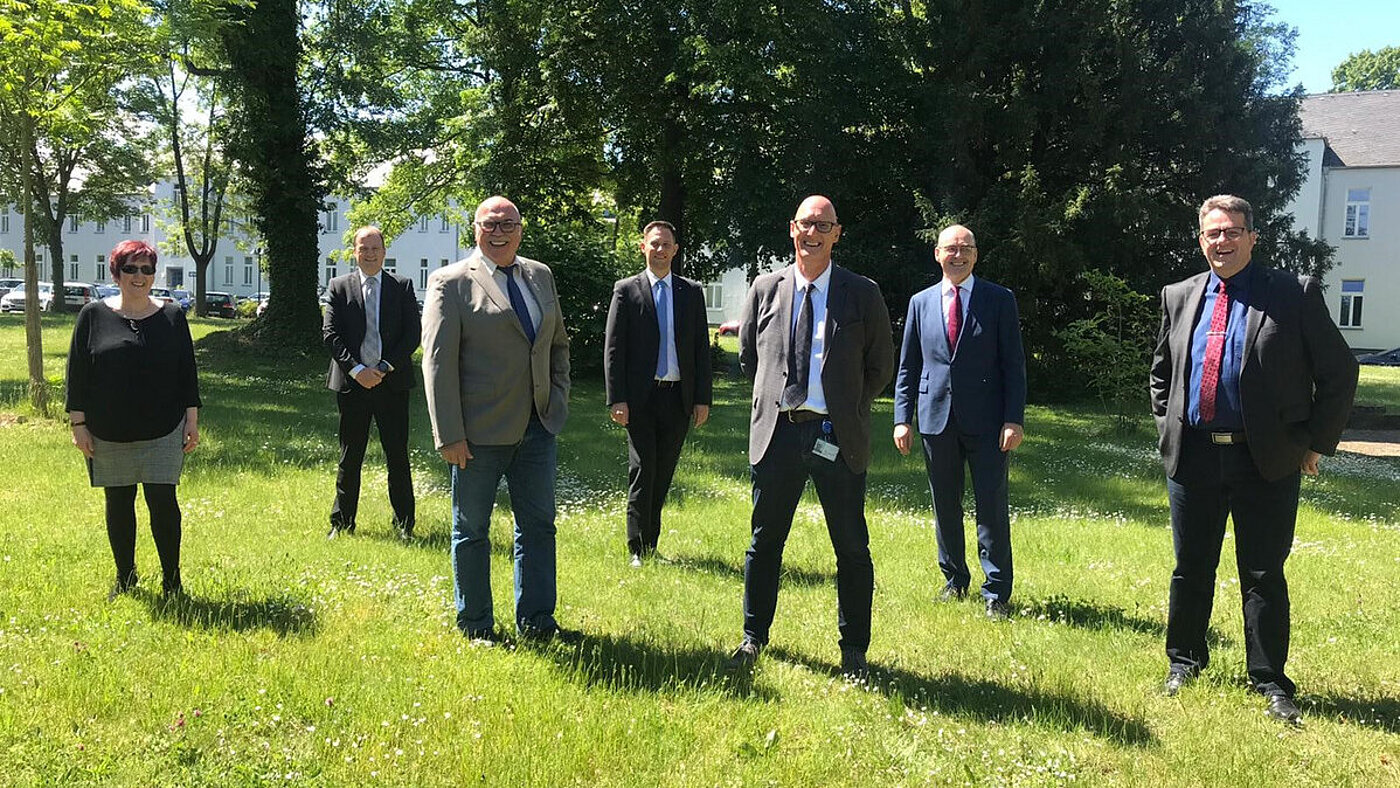 Spitzenkandidat Stefan Tittes zu Besuch im BAAINBw Jeder steht für sich, alle stehen gemeinsam für den VBB: v.l.n.r. Ute Illig, Frank Bartz, Jakob Milles, Christian Gürke, Stefan Tittes, Dr. Hans Liesenhoff, Markus Sonntag Spitzenkandidat Stefan Tittes zu Besuch im BAAINBw