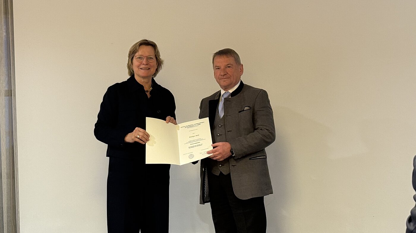 Verleihung der Ehrenmitgliedschaft an Herrn Staatssekretär a. D. Wolf Verleihung der Ehrenmitgliedschaft an Herrn Staatssekretär a. D. Wolf Verleihung der Ehrenmitgliedschaft an Herrn Staatssekretär a. D. Wolf