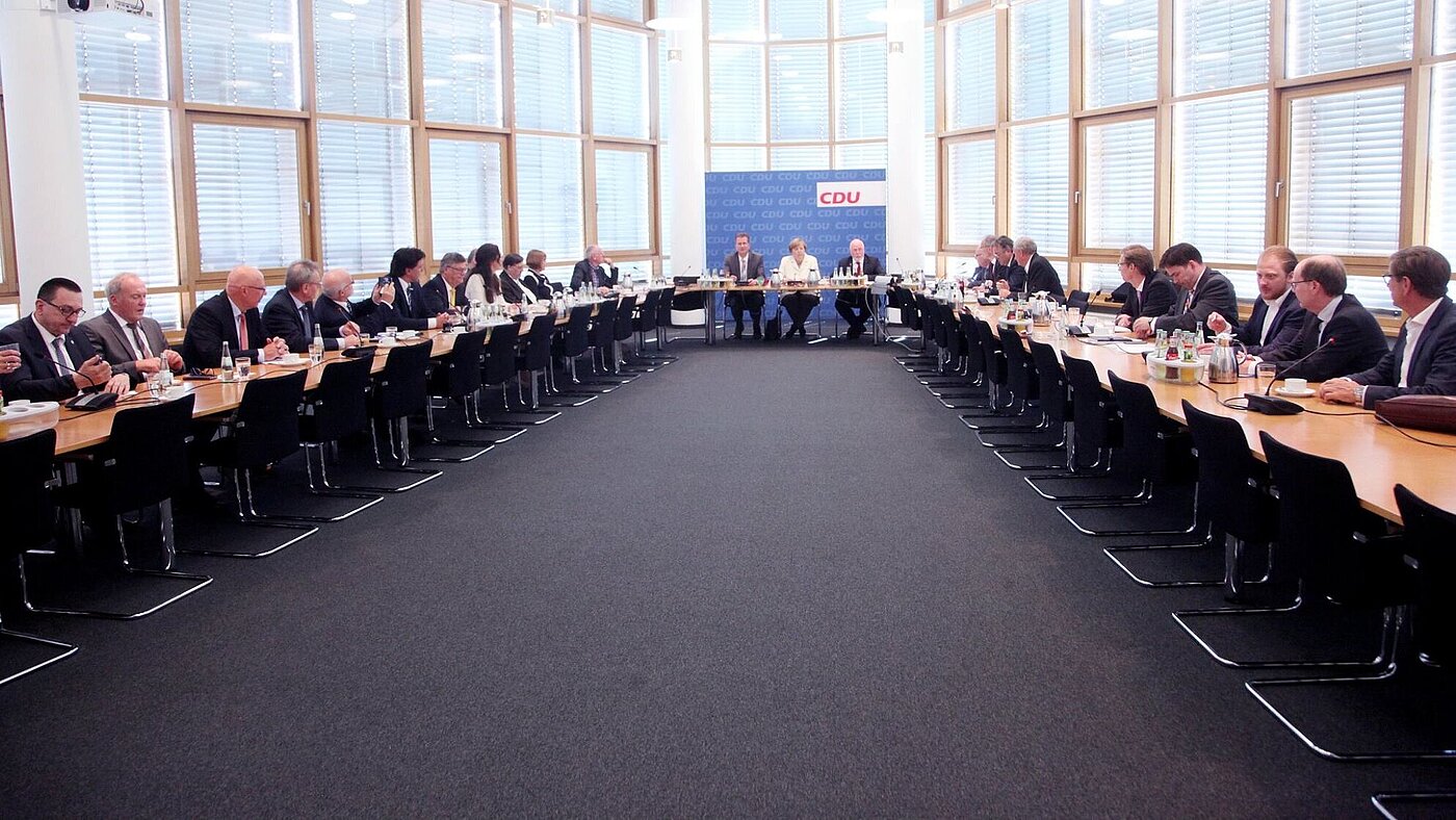 CDA-dbb-AG mit der Bundeskanzlerin Dr. Angela Merkel MdB CDA-dbb-AG mit der Bundeskanzlerin Dr. Angela Merkel MdB