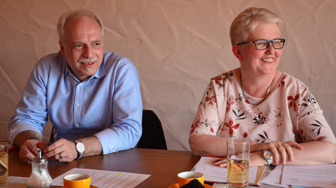 Mitgliederversammlung der Standortgruppe Freiburg Vorstand der StOGr. Freiburg: Frau Herdeg ist wieder die 1. Vorsitzende, links sitzt Kassenwart Erich Kimmig, der ebenfalls in seinem Ehrenamt wiedergewählt wurde. Mitgliederversammlung der Standortgruppe Freiburg