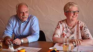 Mitgliederversammlung der Standortgruppe Freiburg Vorstand der StOGr. Freiburg: Frau Herdeg ist wieder die 1. Vorsitzende, links sitzt Kassenwart Erich Kimmig, der ebenfalls in seinem Ehrenamt wiedergewählt wurde. Mitgliederversammlung der Standortgruppe Freiburg