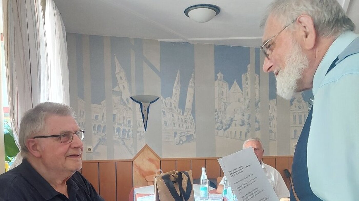20230629_H._Hadinger__rechts_unterhaelt_sich_mit_dem_VBB_Landeskassier_H._Bludau__links_.jpg (660 Kibytes) Herr Hadinger unterhält sich mit dem Schatzmeister des LV VI Herrn Bludau