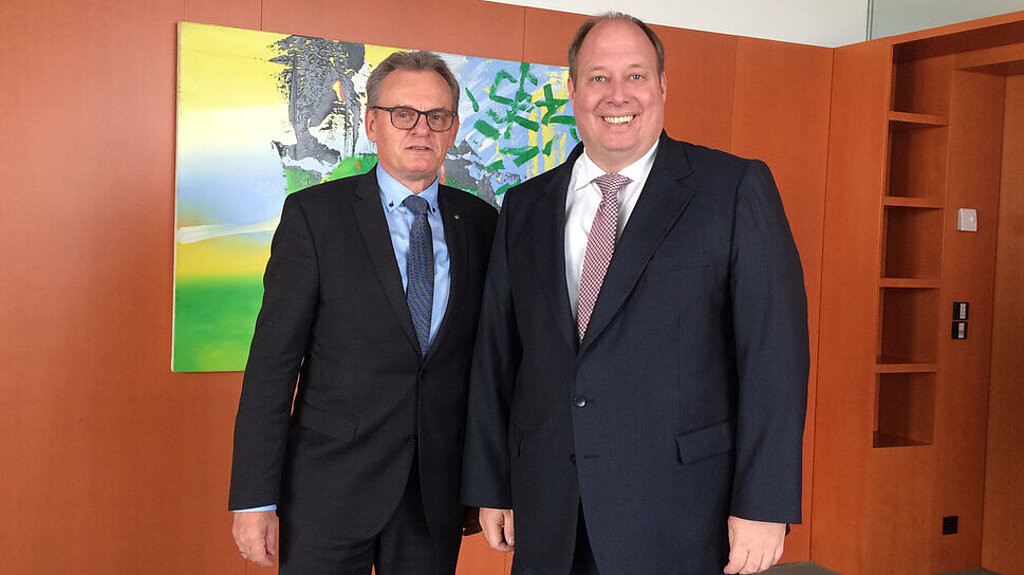 VBB-Bundesvorsitzender Wolfram Kamm im Gespräch mit Dr. Braun, Bundeskanzleramt VBB-Bundesvorsitzender Wolfram Kamm im Gespräch mit Bundesminister Dr. Braun, Chef des Bundeskanzleramtes VBB-Bundesvorsitzender Wolfram Kamm im Gespräch mit Dr. Braun, Bundeskanzleramt