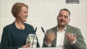 Bundesfamilienministerin Lisa Paus und der Vorsitzende der dbb jugend Matthäus Fandrejewski