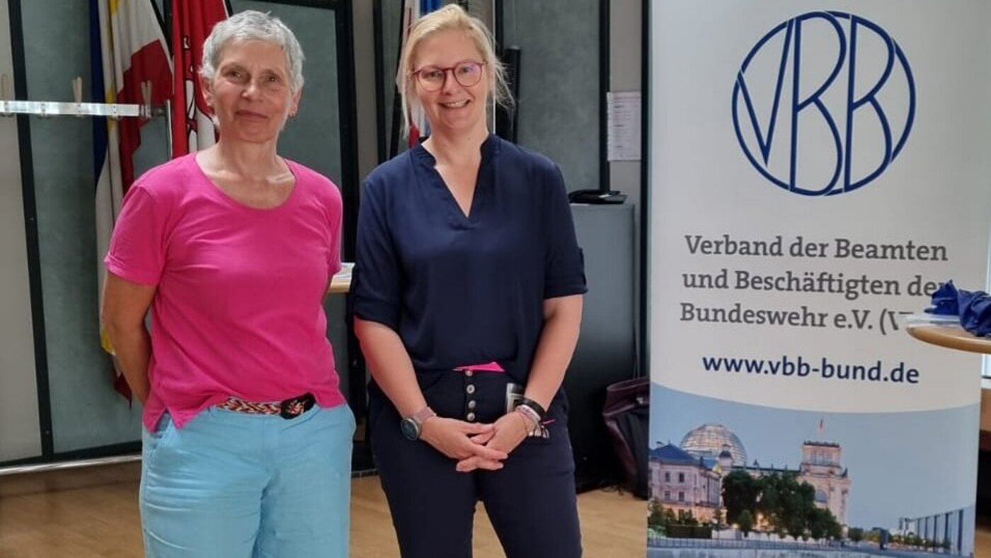 Hannover_Wir_leisten_uns_Gelassenheit Kollegin Anja Landig (links) mit der Vortragenden Frau Johnsen Kollegin Anja Landig (links) mit der Vortragenden Frau Johnsen