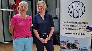 Kollegin Anja Landig (links) mit der Vortragenden Frau Johnsen