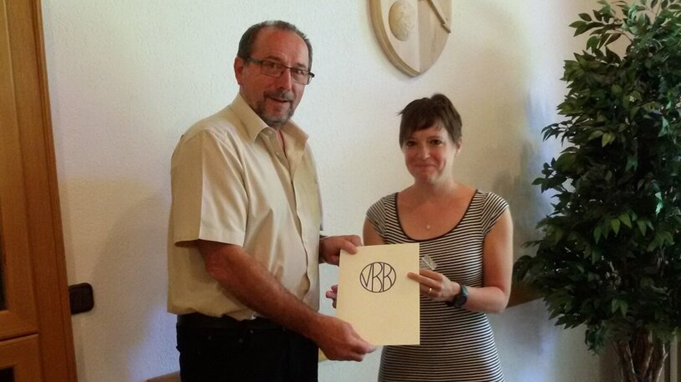 Ehrung von Carolin Kulig 2017 Der Bereichsvorsitzende Koll. Bernahrndt und die von ihm mit der Goldenen Ehrennadel geehrte Kollegin Carolin Kulig Ehrung von Carolin Kulig 2017