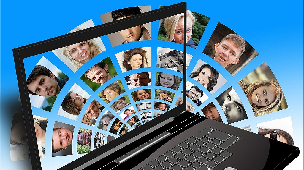 Computer mit Fotos von vielen Jugendlichen Computer mit Fotos von vielen Jugendlichen