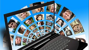 Computer mit Fotos von vielen Jugendlichen Computer mit Fotos von vielen Jugendlichen