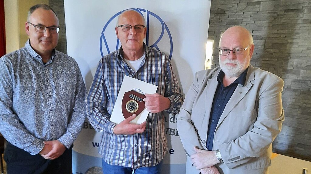 Mitgliederversammlung_2026 Foto von rechts: Bereichsvorsitzendender Karl Nowotny, Jubilar Dietmar Helbig, Standortgruppenvorsitzender Wulf Knolle
Mitgliederversammlung_2026