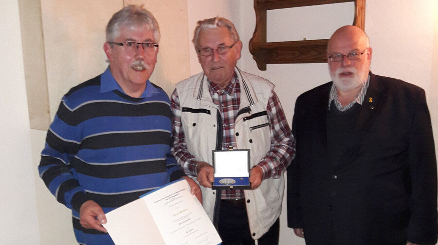 20200221 MV StOGrp Ahlhorn2 Ehrung des Herrn Martens (Mitte) durch den Standortgruppenvorsitzenden Bahrs (links) und den Bereichsvorsitzenden Nowotny (rechts)
20200221 MV StOGrp Ahlhorn2