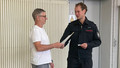 Feuerwehrmann hängt den Helm an den Nagel