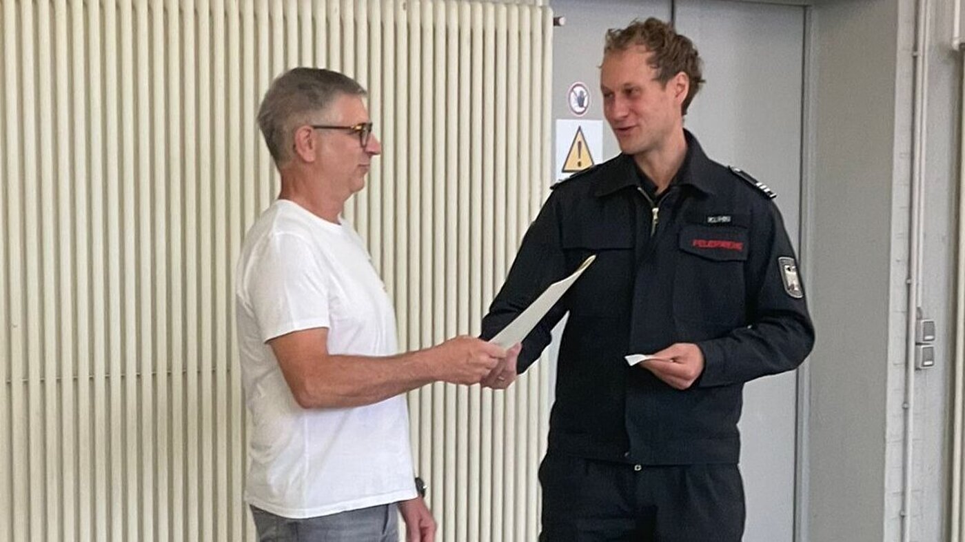 Feuerwehrmann hängt den Helm an den Nagel Feuerwehrmann hängt den Helm an den Nagel