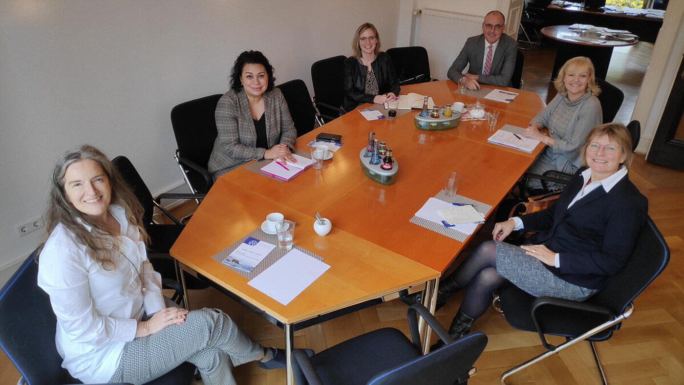 20201020 Treffen mit Milanie Kreutz Corona-bedingter Abstand bei thematischer Nähe. V.l.n.r. die zivile Gleichstellungsbeauftragte des BMVg Barbara Schladoth, die neue Sprecherin der Bundesfrauenvertretung des dbb Milanie Kreutz, unsere Bundesfrauenvertreterin und Mitglied des Bundesvorstandes Elisabeth Benz, unser Bundesvorsitzender Dr. Hans Liesenhoff, unsere stellvertretende Bundesvorsitzende Katja Wiskirchen und unsere stellvertretende Bundesvorsitzende Imke von Bornstaedt-Küpper Treffen Milanie Kreutz