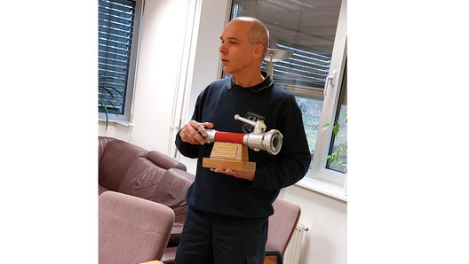 20220110_StOGrp_Darmstadt_UEbergabe_Geschenk