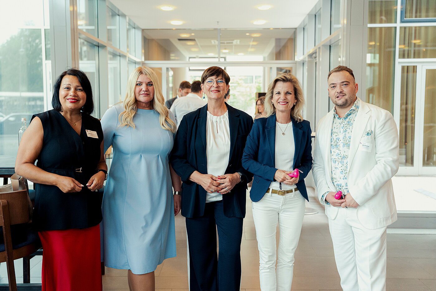 v.l.n.r.: Milanie Kreutz, Vorsitzende dbb bundesfrauenvertretung, Stellv. dbb Bundesvorsitzende, Daria Abramov, dbb Bundesjugendleitung , Saskia Esken, Vorsitzende des Ausschusses für Bildung, Familie, Senioren, Frauen und Jugend im Deutschen Bundestag, Daniela Ludwig, Parlamentarische Staatssekretärin im BMI, Matthäus Fandrejewski, Vorsitzender dbb jugend