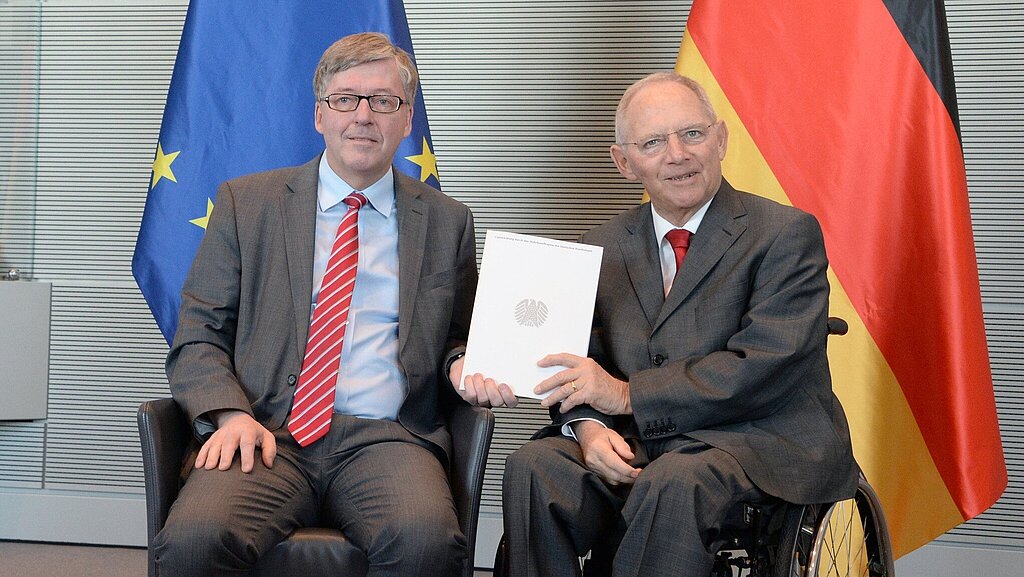 Jahresbericht 2017 Bundestagspräsident Dr. Wolfgang Schäuble, (re), CDU/CSU, nimmt vom Wehrbeauftragten des Deutschen Bundestages, Dr. Hans-Peter Bartels, (li), SPD, den Jahresbericht 2017 entgegen. Bundestagspräsident Dr. Wolfgang Schäuble, (re), CDU/CSU, nimmt vom Wehrbeauftragten des Deutschen Bundestages, Dr. Hans-Peter Bartels, (li), SPD, den Jahresbericht 2017 entgegen.