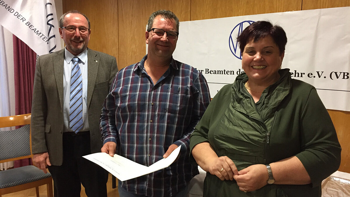 Mitgliederhauptversammlung der StOGr. Koblenz Ehrung für 15 Jahre Mitgliedschaft - Ehrennadel in silber, v.l.n.r.: Gerhard Bernahrndt (Bereichsvorsitzender), Claudia Göbel (Standortgruppenvorsitzende) Mitgliederhauptversammlung der StOGr. Koblenz