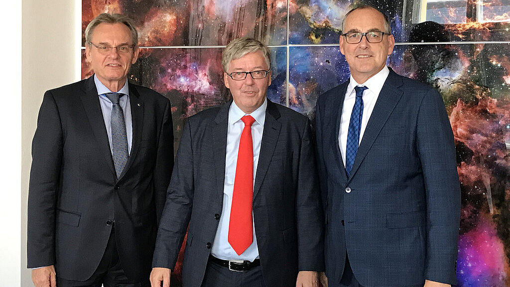 VBB-Bundesvorsitzender und Stellvertreter im Gespräch mit dem Wehrbeauftragten v.l.n.r.: W. Kamm, Dr. H.-P- Bartels, Dr. H. Liesenhoff VBB-Bundesvorsitzender und Stellvertreter im Gespräch mit dem Wehrbeauftragten