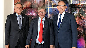 VBB-Bundesvorsitzender und Stellvertreter im Gespräch mit dem Wehrbeauftragten v.l.n.r.: W. Kamm, Dr. H.-P- Bartels, Dr. H. Liesenhoff VBB-Bundesvorsitzender und Stellvertreter im Gespräch mit dem Wehrbeauftragten