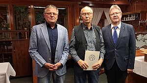 Ehrung_Werner_Kording_Putlos. Das Foto zeigt (von links) StOGrp Vors. Uwe Schröder, Werner Kording, Peter Maschmeyer Ehrung_Werner_Kording_Putlos.