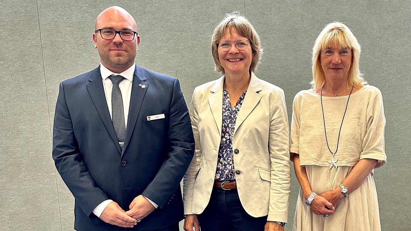 20230628_Personalversammlung_Koeln_BAPersBw Herr Christopher Würz (StOGrp Köln, Bereichsschatzmeister III), Frau von Bornstaedt-Küpper ( Bundesvorsitzende VBB), Frau Marion Loth (StOGrp Köln, Frauenvertreterin) v.l.n.r. 20230628_Personalversammlung_Koeln_BAPersBw