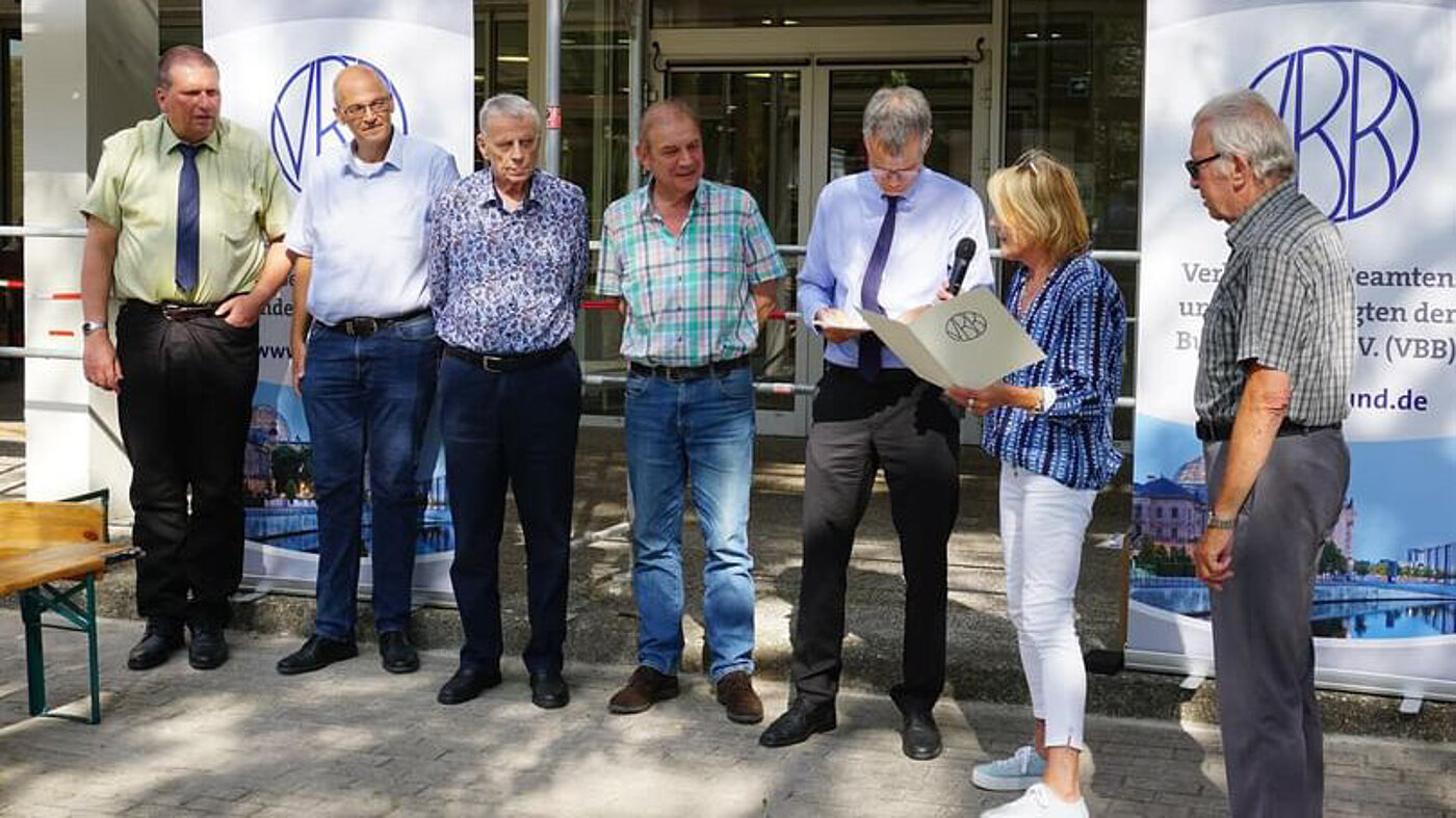 GrillfestMannheim v.l.n.r. AbtDir Thomas Kössel, TROAR Weick, RHS a.D. Heinzjürgen Schubien, RAI a.D. Hans-Dieter Schenk, WissDir Dr. Joachim Kaltwang, ROAR’in Karin Voit und ROAR a.D. Herbert Rösch GrillfestMannheim