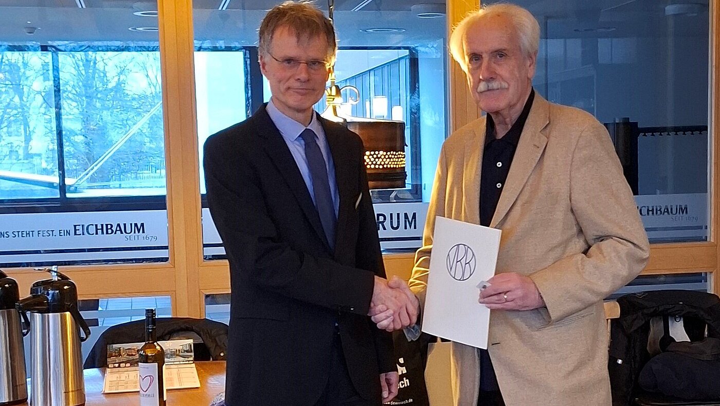 Verleihung_Ehrenzeichen_an_Praesident_a.D._Niemeyer Präs. a.D. Klaus Niemeyer erhält das Goldene Ehrenzeichen des VBB Verleihung_Ehrenzeichen_an_Praesident_a.D._Niemeyer