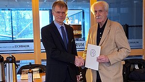 Verleihung_Ehrenzeichen_an_Praesident_a.D._Niemeyer