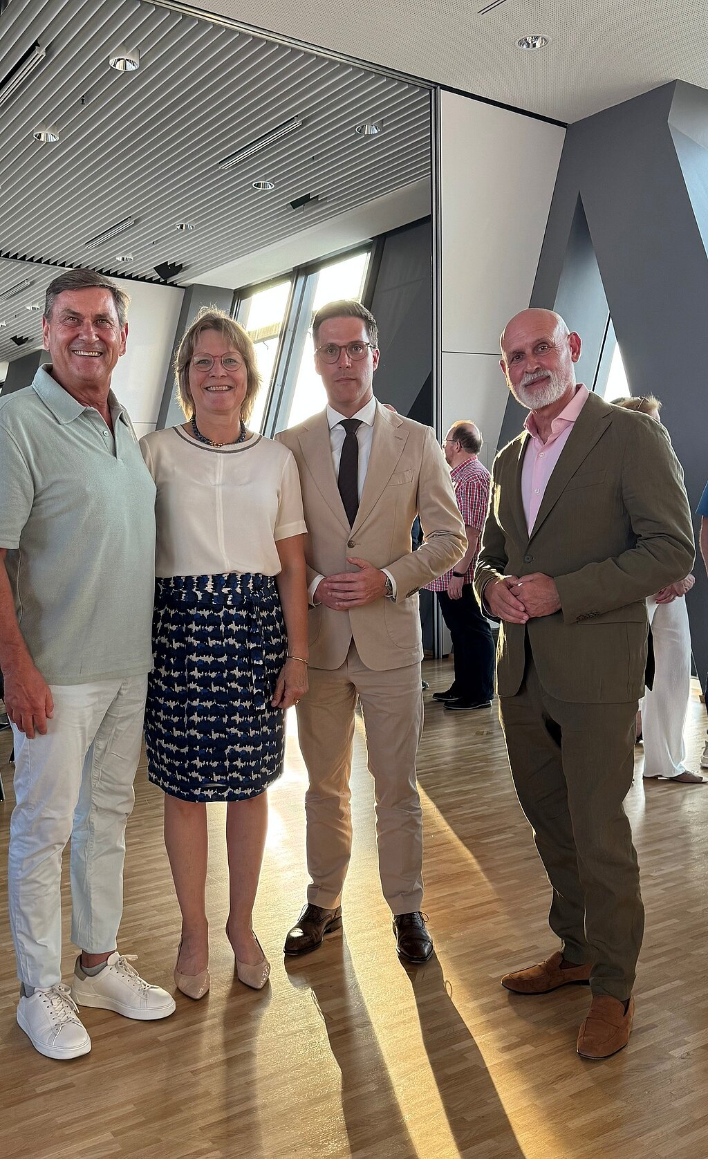 v.l.n.r.:
Andreas Bartsch, Deutscher Philologenverband,
Imke v. Bornstaedt-Küpper, VBB,
Manuel Hagel, Innenminister Baden-Württemberg,
Volker Geyer, Bundesvorsitzender dbb