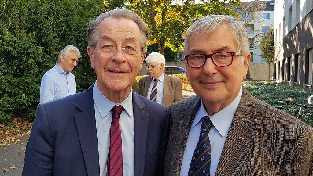 Martin Kammler (re) gratuliert Franz Müntefering zur Wiederwahl (Vors. BAGSO) Martin Kammler (re) gratuliert Franz Müntefering zur Wiederwahl (Vors. BAGSO) Martin Kammler (re) gratuliert Franz Müntefering zur Wiederwahl (Vors. BAGSO)