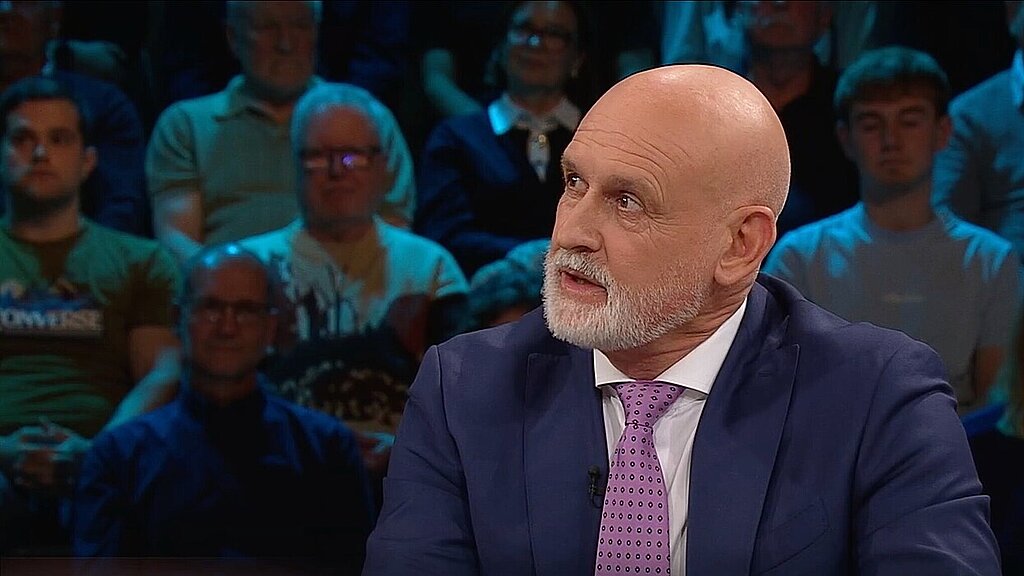 der dbb-Bundesvorsitzende Volker Geyer verteidigt das Berufsbeamtentum bei "Hart aber fair"