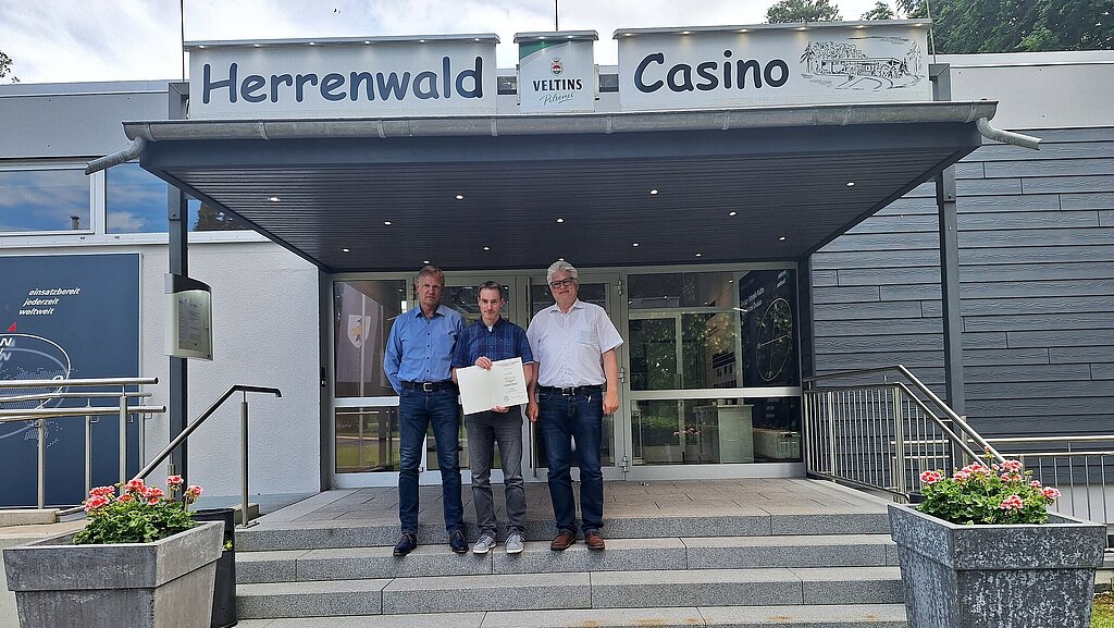 Für 25-jährige Mitgliedschaft ehrte der 1. Vorsitzende (rechts) Herrn Lars Briel (mitte). Links im Bild der Leiter des BwDLZ Homberg (Efze), Herr Wolfgang Schulze.
