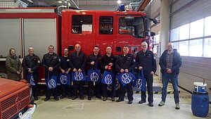 20221220_Weihnachtsgebaeck__Feuerwache_Stetten_a Schriftführerin Bettina Maier (links), Schichtmannschaft Bw-Feuerwache Heuberg mit Leiter Daniel Grum (2. v.r.) und VBB-StoGrp Vorsitzender Stephan Klatt (rechts) 20221220_Weihnachtsgebaeck__Feuerwache_Stetten_a