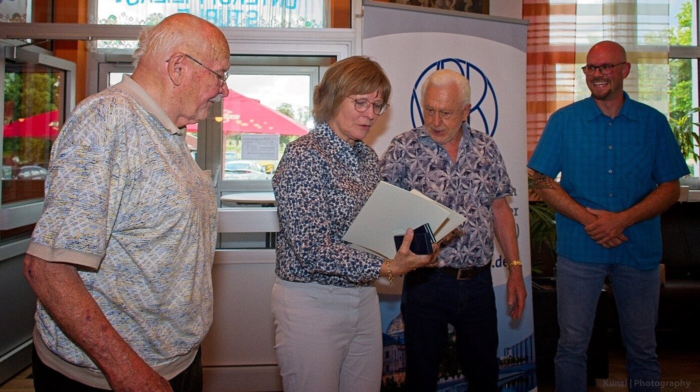 Ehrung der beiden Ruhestandsbeamten für 60 Jahre Mitgliedschaft
(v.l.n.r. RAI a.D. Bruckner, Bundesvorsitzende von Bornstaedt-Küpper, RAI a.D. Leibfahrt, 1.Vorsitzender StoGrp Stetten a.k.M. Stephan Klatt)
