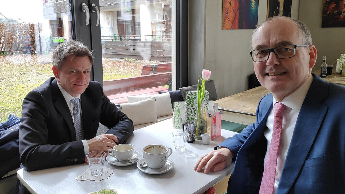 Vertrauensvolles Gespräch zwischen dem Direktor des ZBrdSchBw Sagurna und dem Bundesvorsitzenden VBB Dr. Liesenhoff Ein Schnappschuss: Direktor ZBrdSchBw Sagurna und Bundesvorsitzender Dr.
Liesenhoff beim „Kaffeegespräch" Vertrauensvolles Gespräch zwischen dem Direktor des ZBrdSchBw Sagurna und dem Bundesvorsitzenden VBB Dr. Liesenhoff