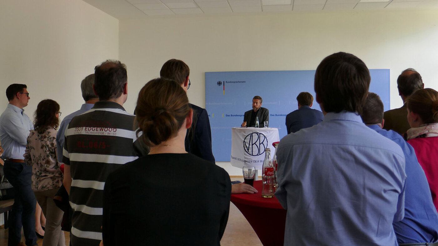 VBB-Themennachmittag der StOGr. Hürth Der Impulsvortrag von LRDir Stefan Hucul stieß auf ein großes Interesse. Er trug zu aktuellen verbands- und ressortspezifischen Themen vor.
VBB-Themennachmittag der StOGr. Hürth