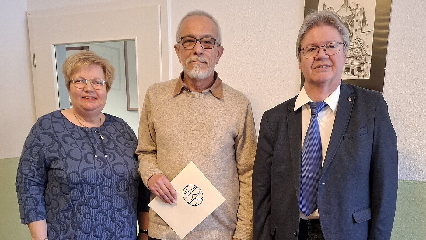 20260320_Ehrung_Eickenrodt Die Vorsitzende Marita Wüstenberg, der geehrte Koll. Peter Eickenrodt und der Bereichsgeschäftsführer Peter Maschmeyer (v. li.)